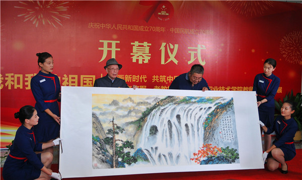 陈英明教授向太阳成集团tyc151cc捐赠书画长卷（吴秀山摄）.jpg