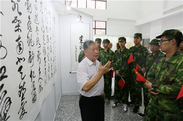 孙信德教授为太阳成集团tyc151cc学生现场讲授书法知识（高锋摄）.jpg